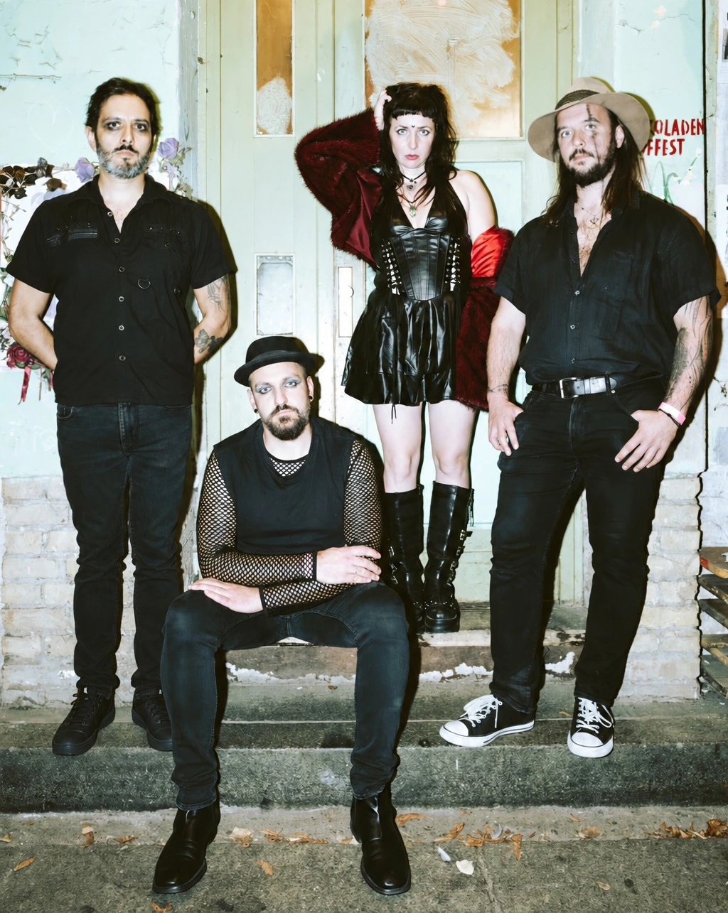 Die vierköpfige Band Rika Bender vor einer grünen Eingangstür