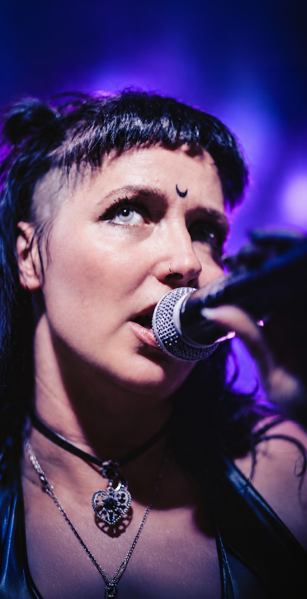 Rika Bender live mit ihrer Band auf der Bühne